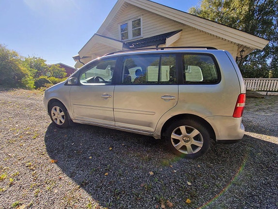 Volkswagen Touran 4 of 13