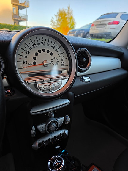 MINI Cooper 6 of 8