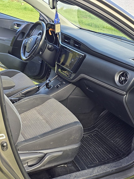 Toyota Auris 12 of 29