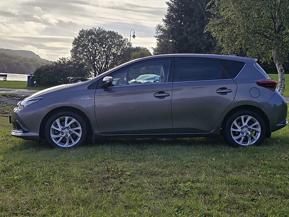 Toyota Auris 4 of 29