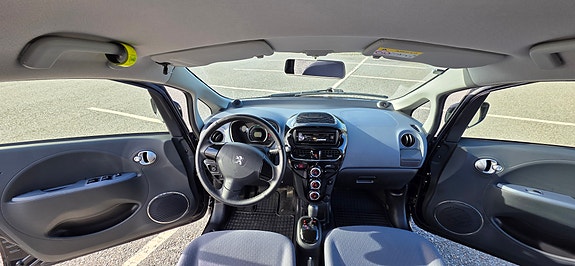 Peugeot iOn 8 of 13
