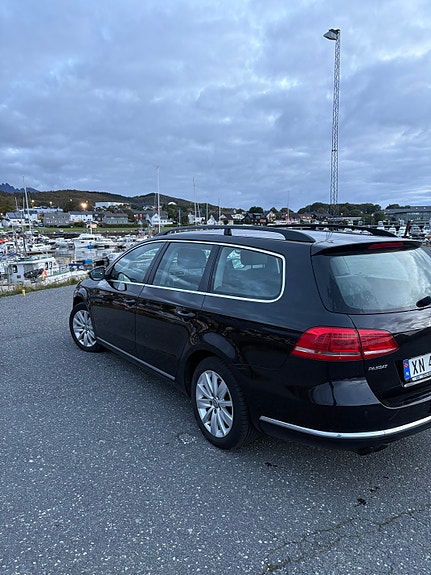 Volkswagen Passat 2 of 24