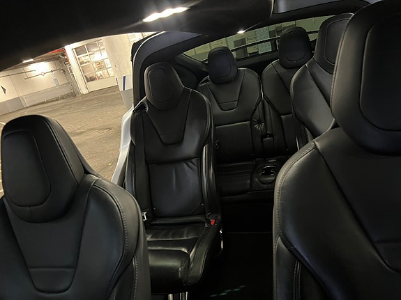 Tesla Model X 8 of 13