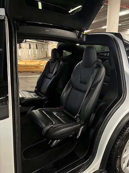 Tesla Model X 7 of 13