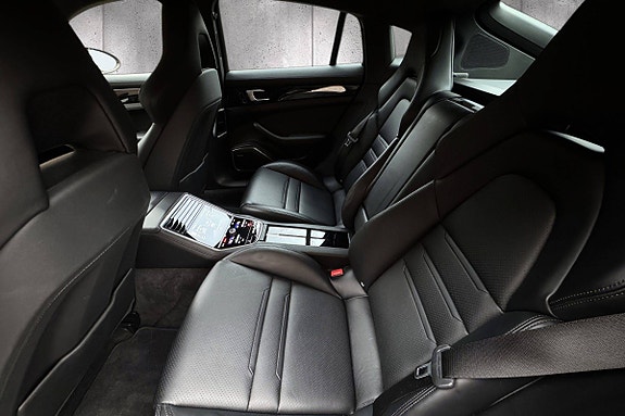 Porsche Panamera 4 30 of 30