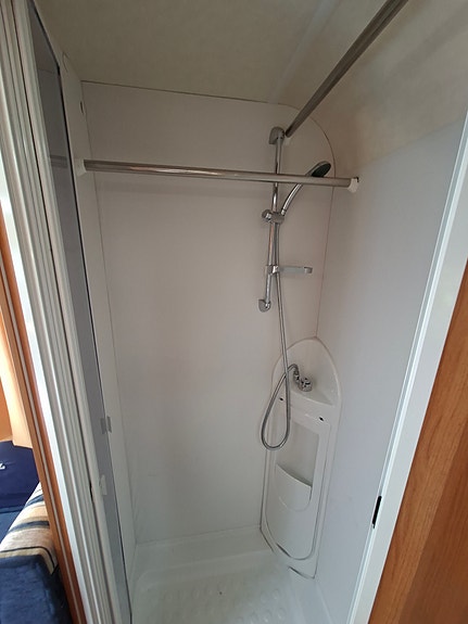 Knaus Royale 590 - familievogn med faste senger og stor batteripakke 15 of 19