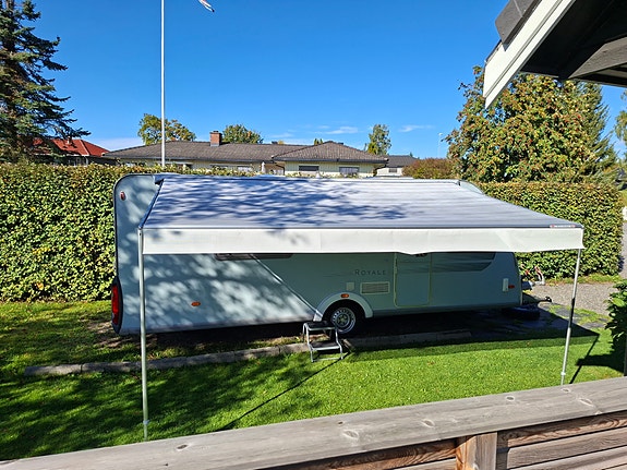 Knaus Royale 590 - familievogn med faste senger og stor batteripakke 6 of 19