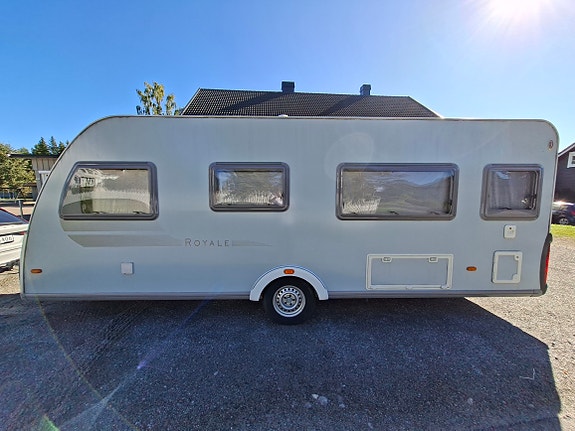 Knaus Royale 590 - familievogn med faste senger og stor batteripakke 4 of 19