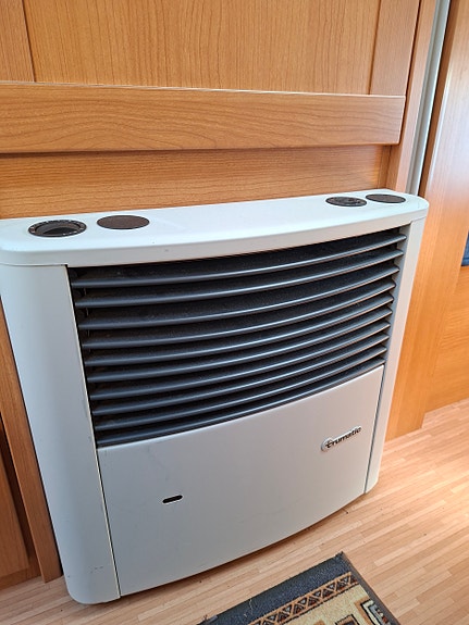 Knaus Royale 590 - familievogn med faste senger og stor batteripakke 16 of 19