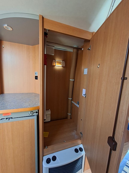 Knaus Royale 590 - familievogn med faste senger og stor batteripakke 17 of 19