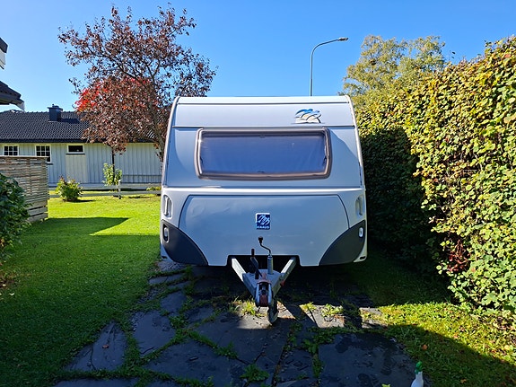 Knaus Royale 590 - familievogn med faste senger og stor batteripakke 2 of 19