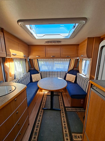 Knaus Royale 590 - familievogn med faste senger og stor batteripakke 9 of 19