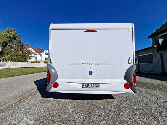 Knaus Royale 590 - familievogn med faste senger og stor batteripakke 5 of 19