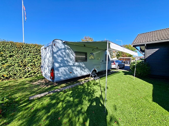 Knaus Royale 590 - familievogn med faste senger og stor batteripakke 7 of 19
