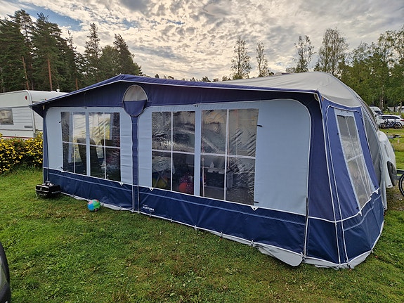 Knaus Royale 590 - familievogn med faste senger og stor batteripakke 8 of 19