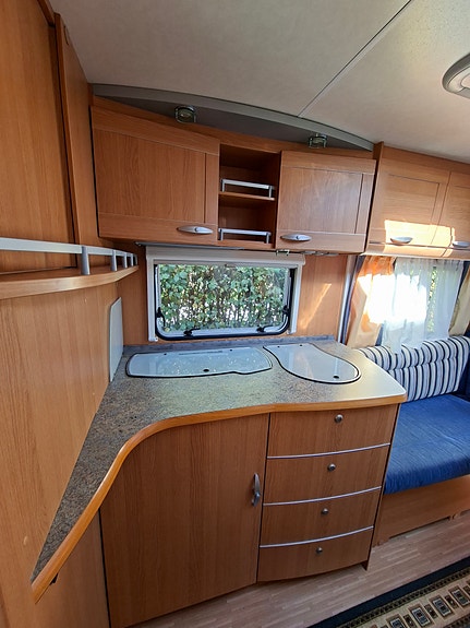 Knaus Royale 590 - familievogn med faste senger og stor batteripakke 10 of 19