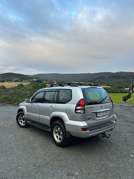 Toyota Land Cruiser 4 of 12