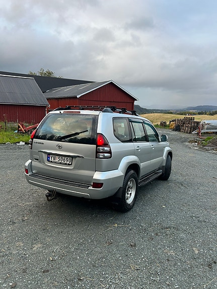 Toyota Land Cruiser 3 of 12