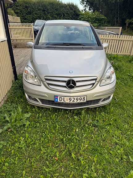 Mercedes-Benz B180 d 2 of 18