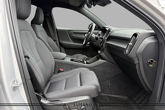 Volvo XC40 15 of 28