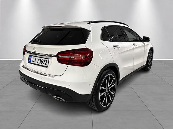 Mercedes-Benz GLA180 8 of 14
