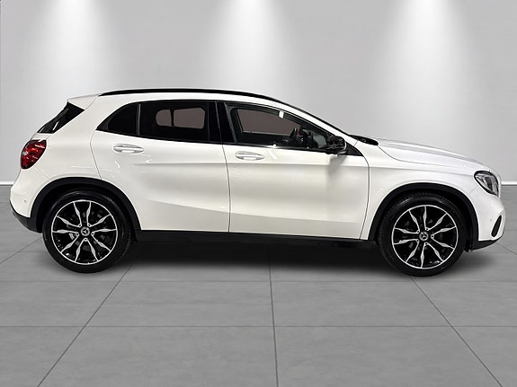 Mercedes-Benz GLA180 5 of 14