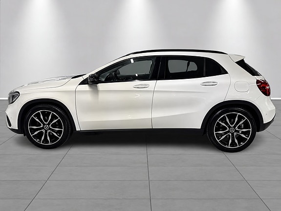 Mercedes-Benz GLA180 4 of 14