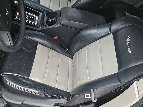 Dodge Magnum 22 of 30