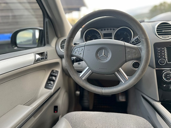 Mercedes-Benz ML320 10 of 17