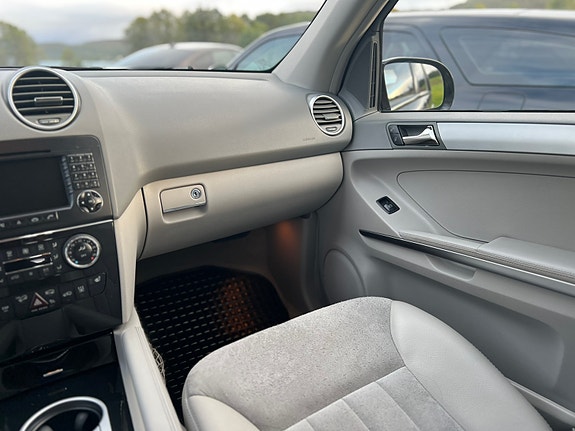 Mercedes-Benz ML320 12 of 17