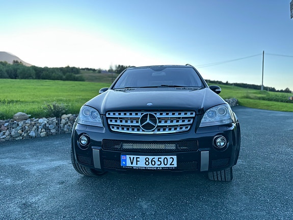 Mercedes-Benz ML320 2 of 17