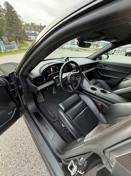 Porsche Taycan 9 of 11