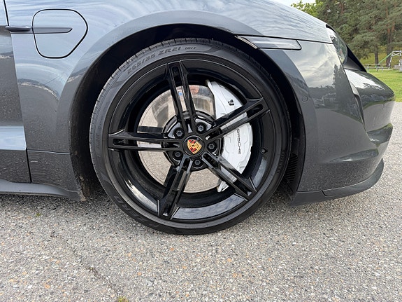 Porsche Taycan 6 of 11