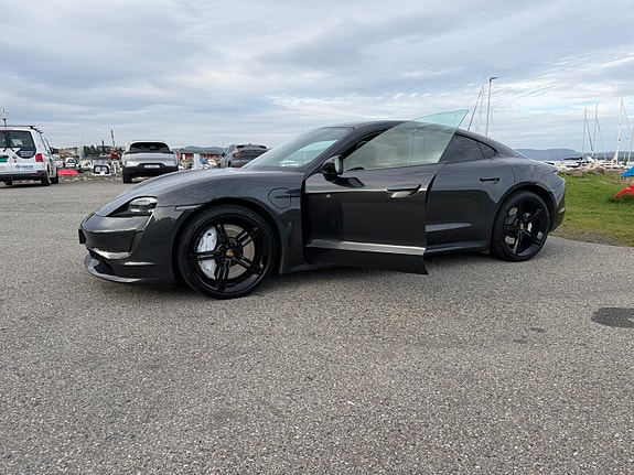 Porsche Taycan 3 of 11