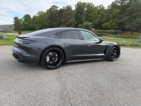Porsche Taycan 5 of 11
