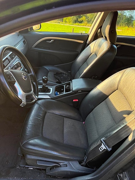 Volvo V70 4 of 5