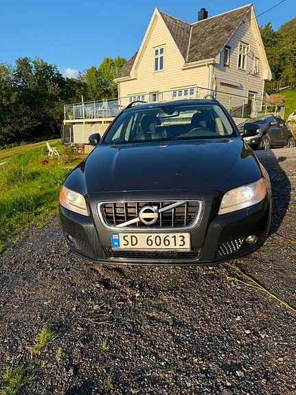 Volvo V70 2 of 5