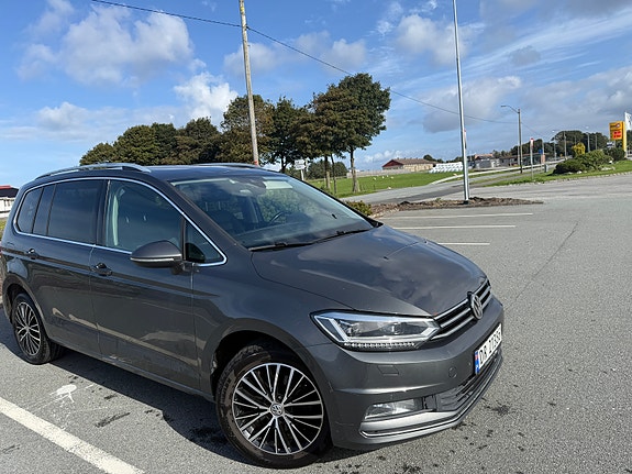 Volkswagen Touran 2 of 7