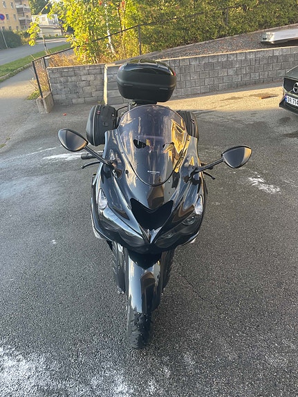 Kawasaki ZZR 1400 2 of 20