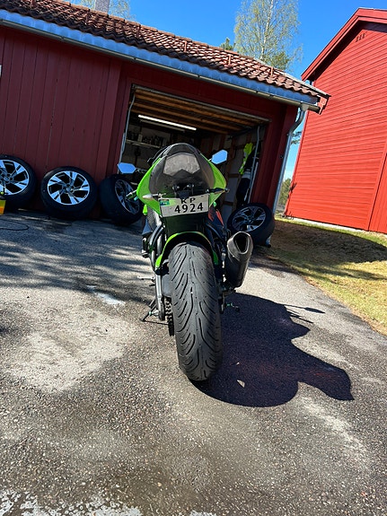 Kawasaki Ninja ZX-10R 9 of 14