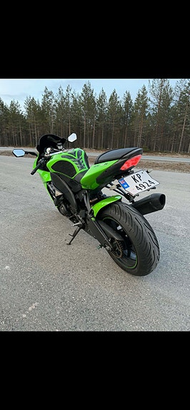 Kawasaki Ninja ZX-10R 13 of 14