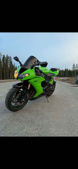 Kawasaki Ninja ZX-10R 11 of 14