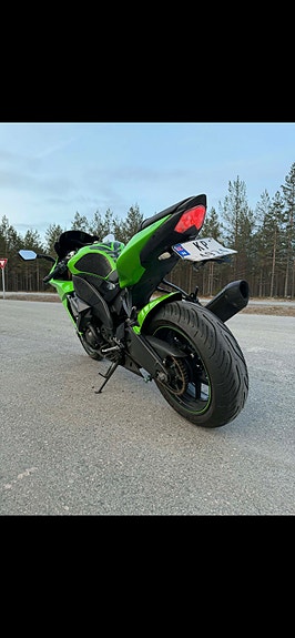 Kawasaki Ninja ZX-10R 12 of 14