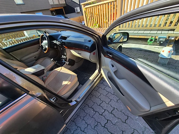Toyota Avensis 12 of 18