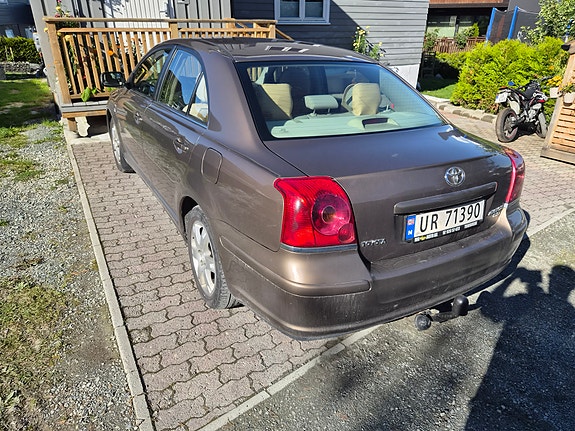 Toyota Avensis 2 of 18