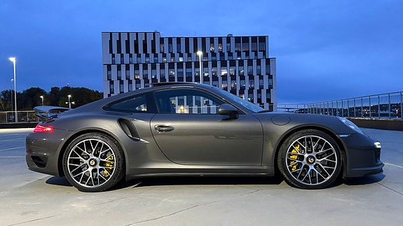 Porsche 911 Turbo S 2 of 30