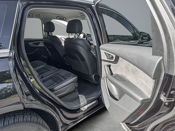 Audi Q7 12 of 16