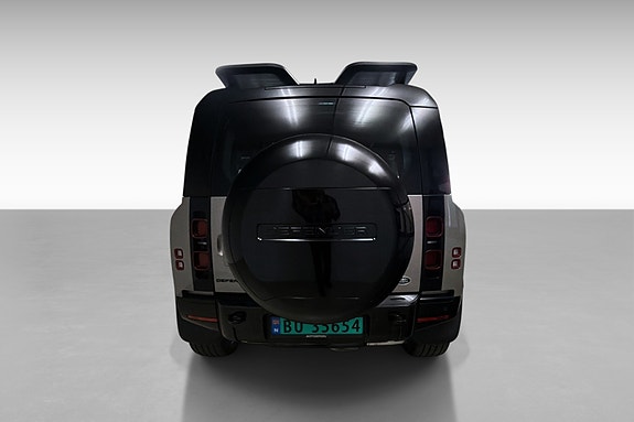 Land Rover Defender 110 7 of 18