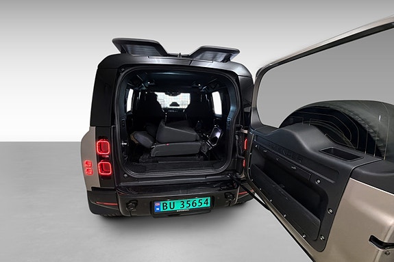 Land Rover Defender 110 8 of 18