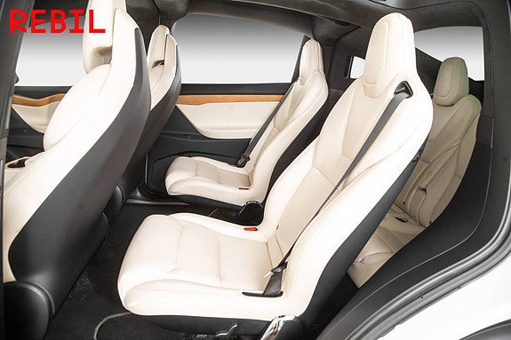 Tesla Model X 21 of 30